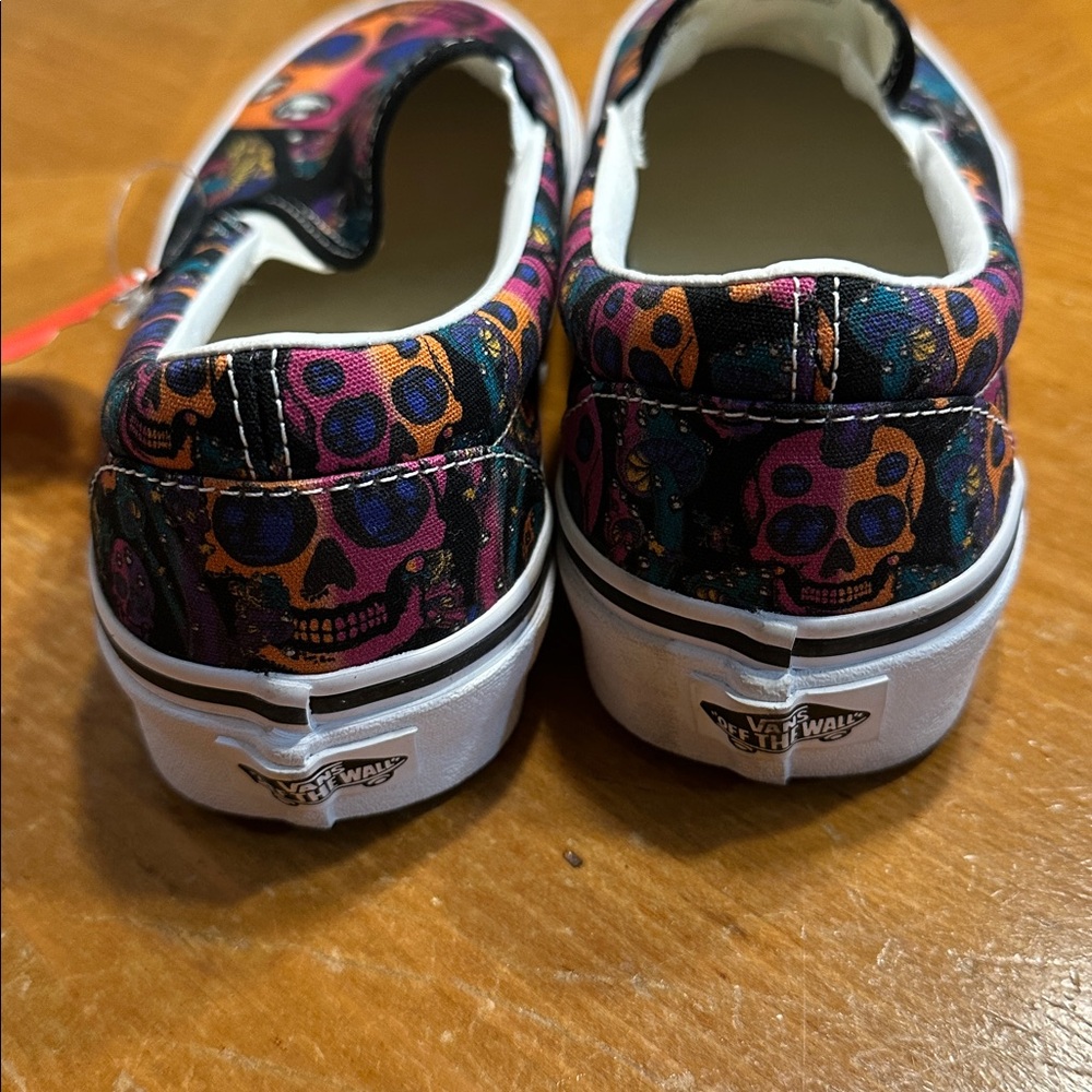 Women’s VANS Sneakers Classic Slip-On Peace Paisley Skulls Size 9 NEW - Picture 3 of 5